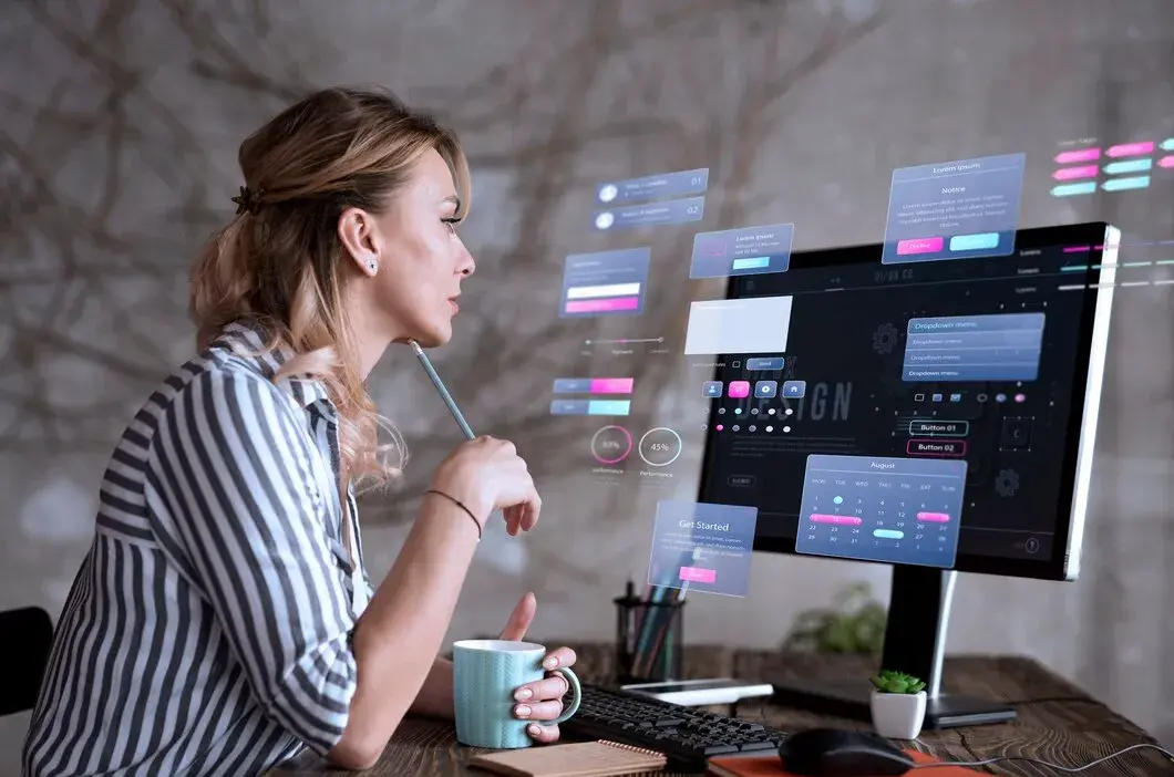Implementación del ERP Implementación del ERP, mujer viendo computadora lo que significa que esta implementando una solucion